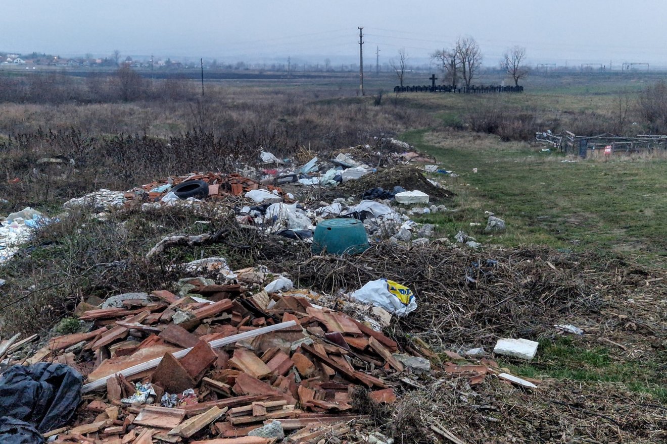 Szeméthalmok a földvári haláltábor helyén álló emlékműhöz vezető földút mentén. Ennyit érdemelnének? &bullet;  Fotó: Kocsis Károly