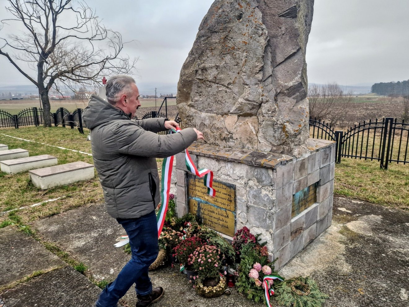 Ha már arra jártunk, Csaba egy nemzeti színű szalagot is elhelyezett rajta &bullet;  Fotó: Kocsis Károly