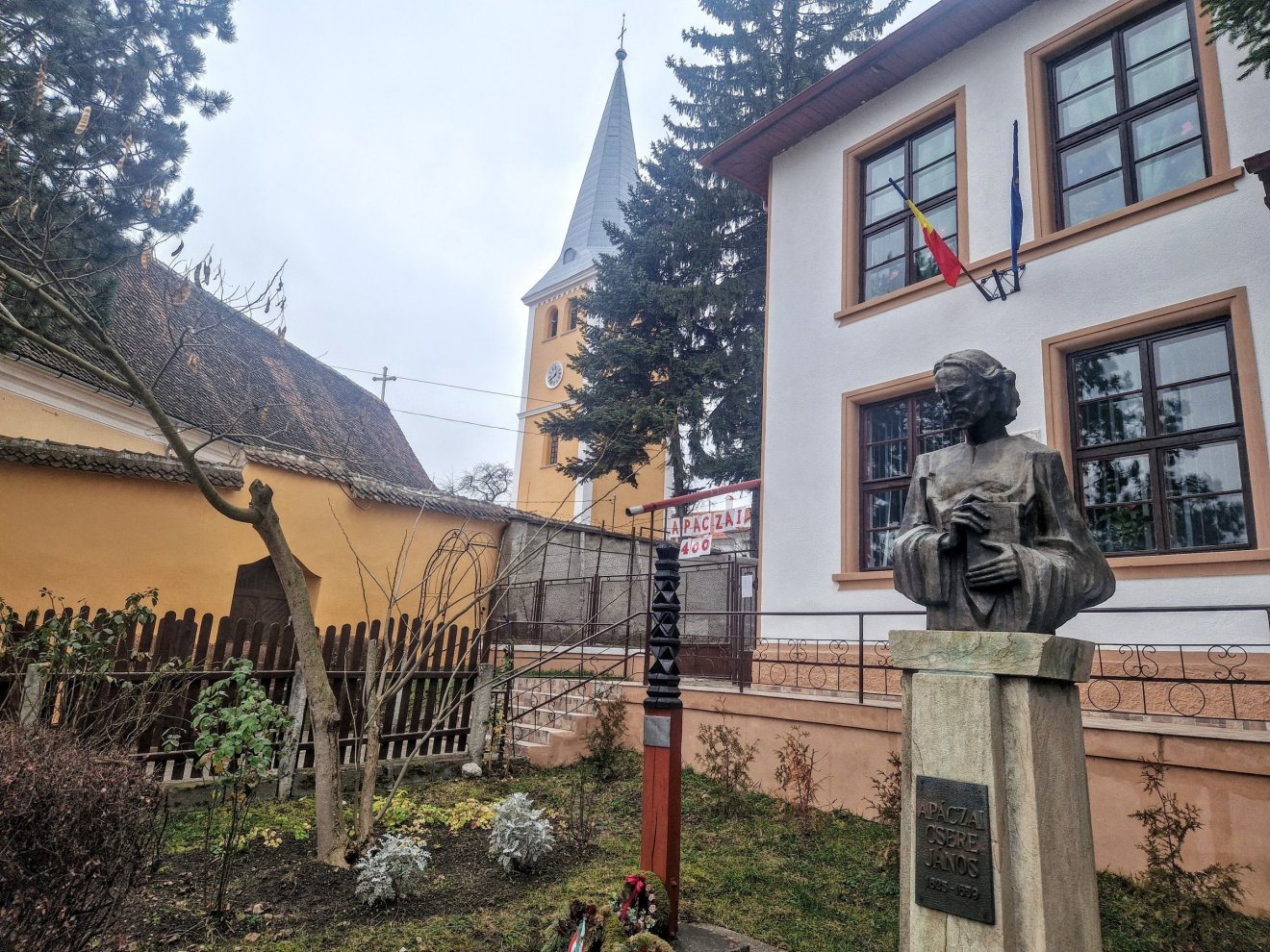 Templom és iskola Apácán. Mindkettő elődje leégett &bullet;  Fotó: Kocsis Károly