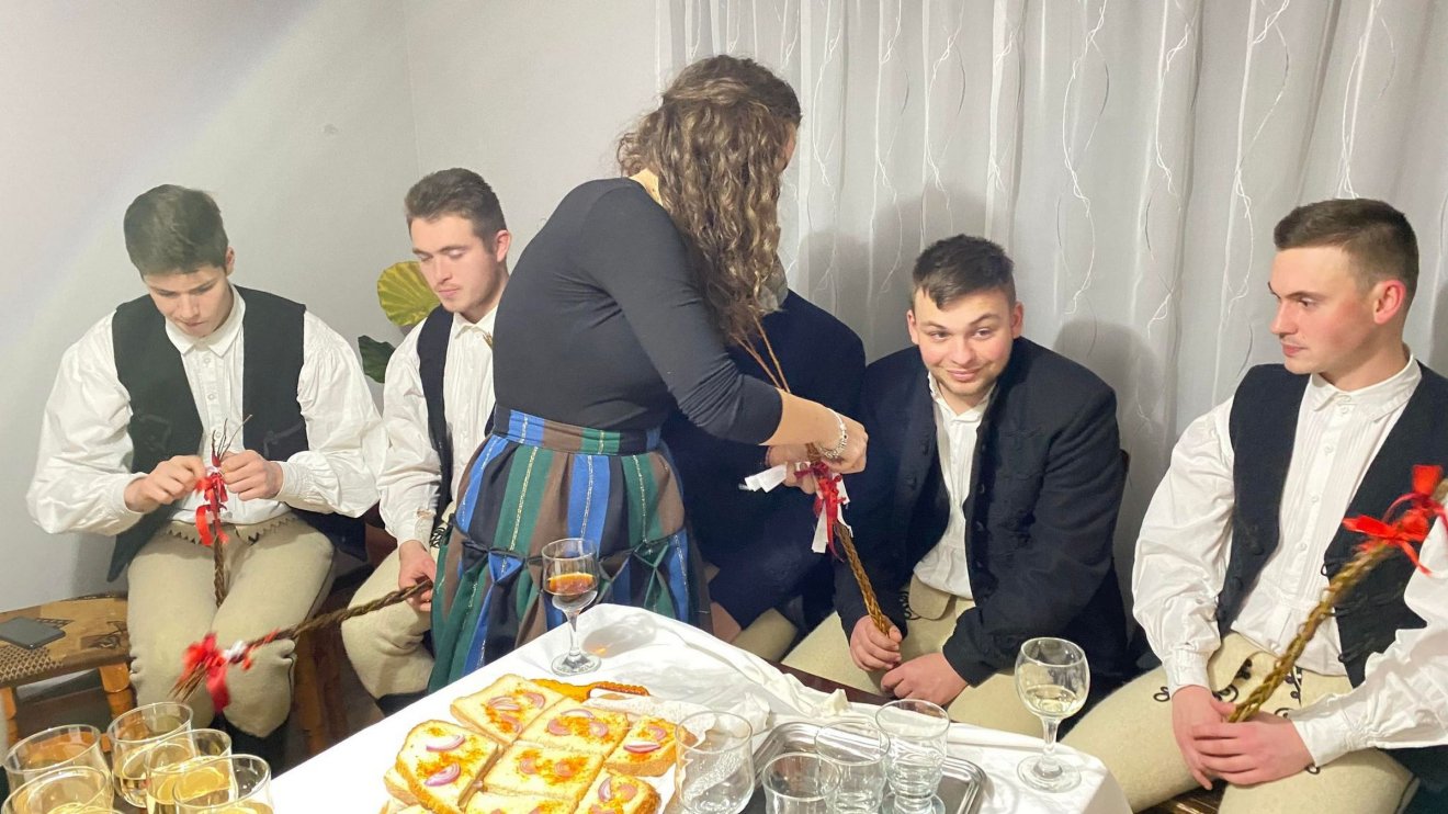 &bullet;  Fotó: Csíkszentkirályi Vadrózsa Néptáncegyüttes