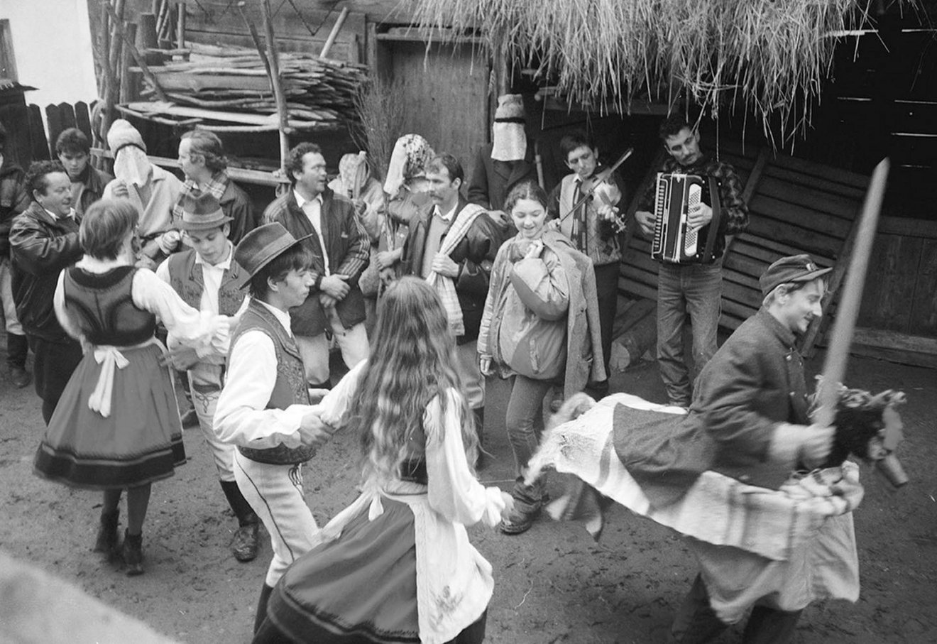 Az aprószentek-napi gircsózást (dramatikus szokásjátékot) a Kis–Küküllő marosszéki vidékének néhány református és unitárius felekezetű falujában: Székelyszentistvánon, Csókfalván és Atosfalván a múlt század hatvanas évekig gyakorolták