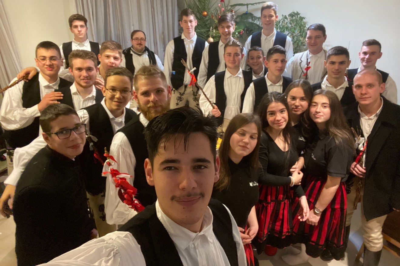 &bullet;  Fotó: Csíkszentkirályi Vadrózsa Néptáncegyüttes