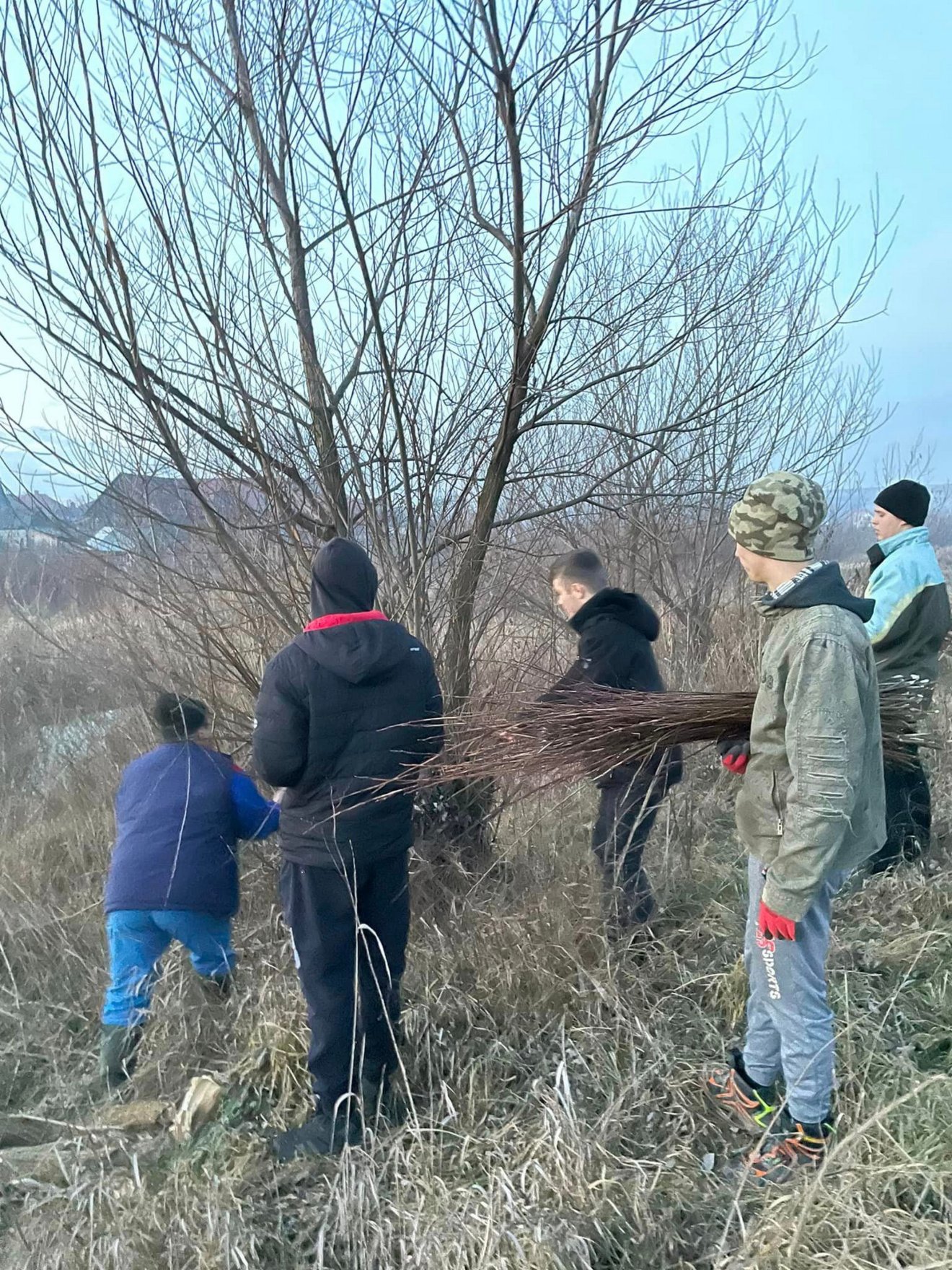 Vesszőgyűjtő csíkszentkirályi legények. Ezeket aztán bünetlenül lehetett használni