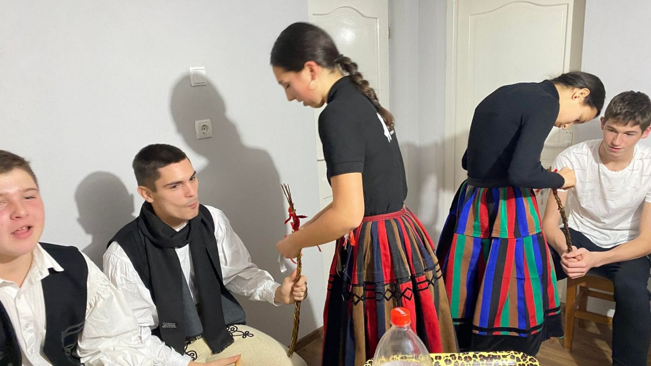 &bullet;  Fotó: Csíkszentkirályi Vadrózsa Néptáncegyüttes