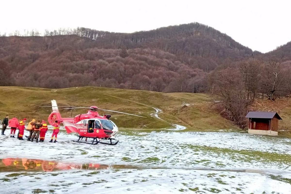 Hegyimentőknek kellett lehozniuk a helikopterig az áldozatot &bullet;  Fotó: Salvamont Argeș Facebook-oldala
