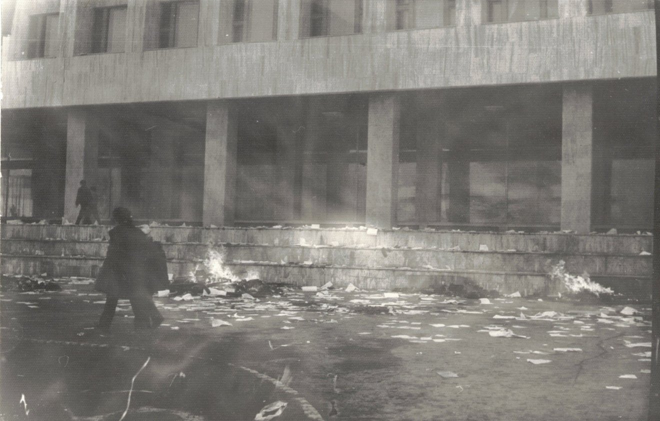 Néhány napig lázban égtek a forradalmárok, pár órán át halmokban a pártközpontból kidobált dokumentumok