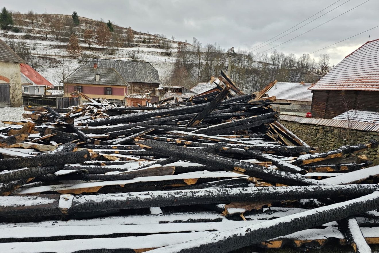 Csupán elszenesedett gerendák maradtak a melléképületből &bullet;  Fotó: Kozán István