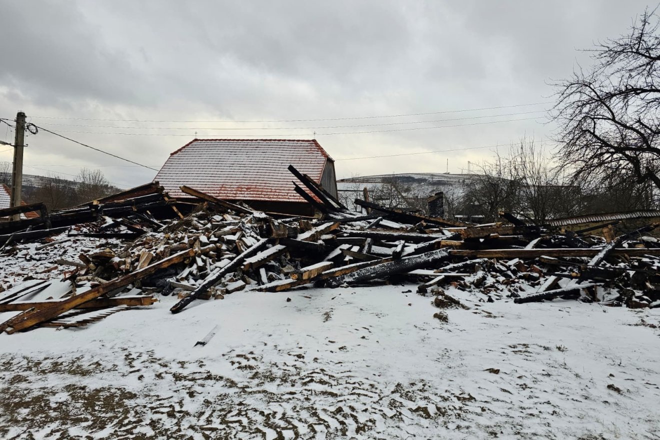 Nem volt áramforrás, sem tűzhely a kászonjakabfalvi plébániához tartozó csűrben, ami porrá égett vasárnap éjszaka &bullet;  Fotó: Kozán István