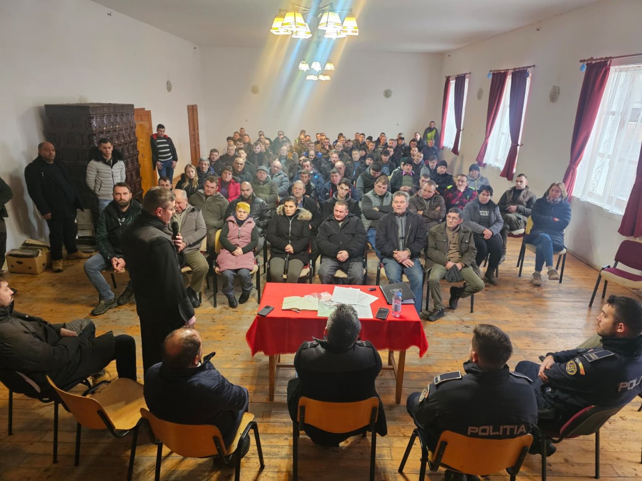 A falugyűlésen a helyi plébános is felszólalt, mint érintett &bullet;  Fotó: Kozán István