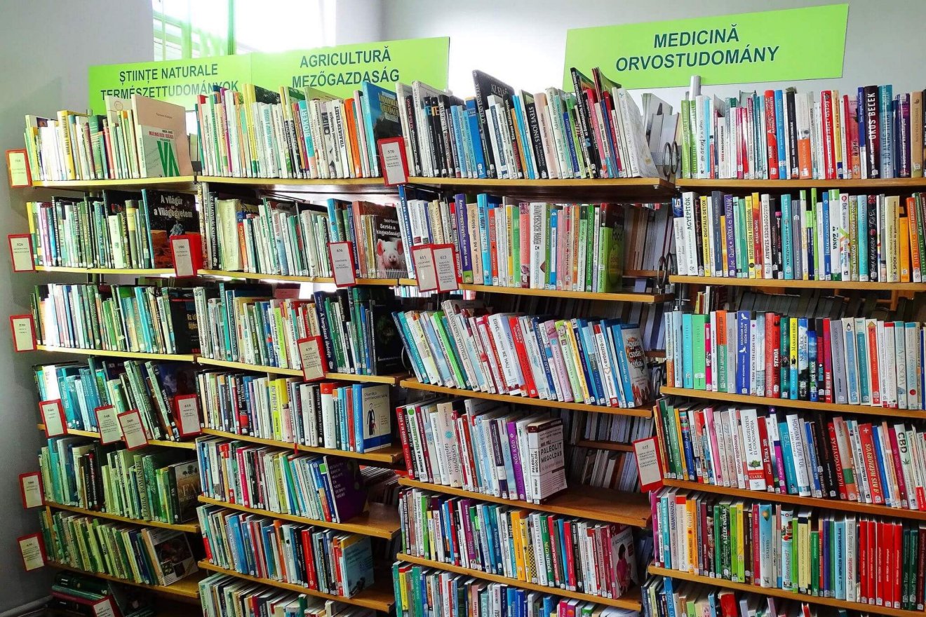 A könyvárból nemcsak kölcsönözni lehet: az előadásokon tudásszomjunkat oltjuk, a biblioterápiás foglalkozásokon ellazulunk