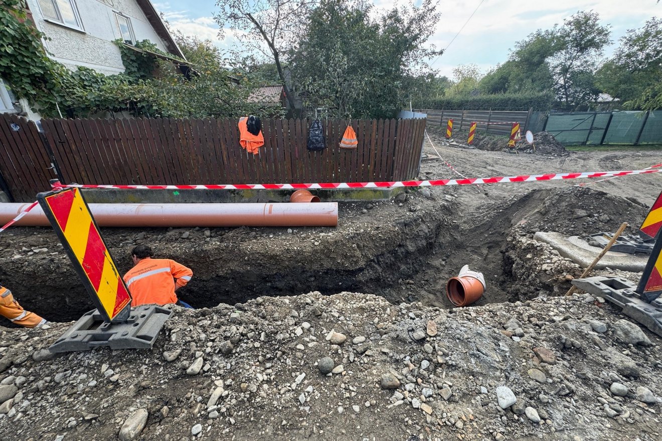 Kovásznán a PNRR-pályázat keretében közel 6–6 kilométerrel bővítik a víz- és a szennyvíz-hálózatot, jelenleg 80, illetve 40 százaléknál tartanak a megvalósításban, jövő májusig kell befejezni