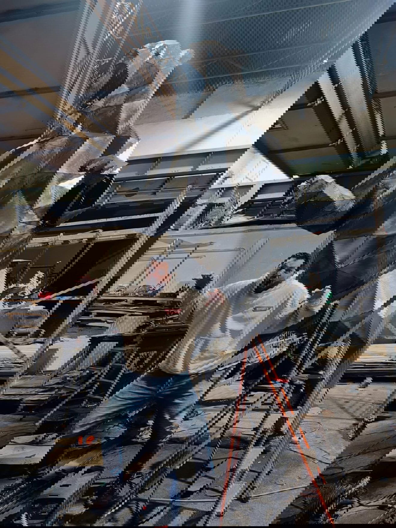 A medveszobor és alkotója • Fotó: Szőke Gábor Miklós/Facebook