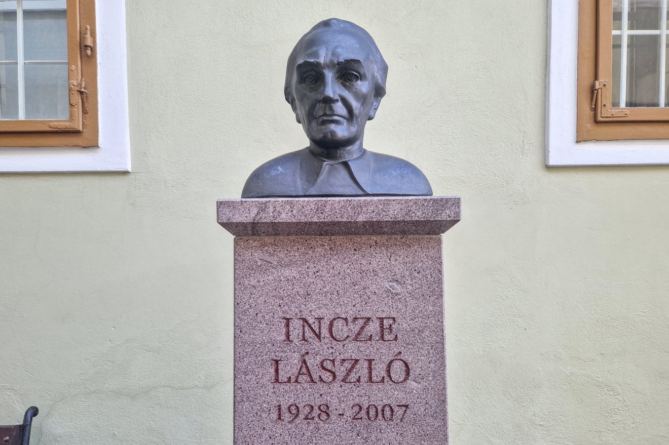 A névadó mellszobra az Incze László Céhtörténeti Múzeum udvarán