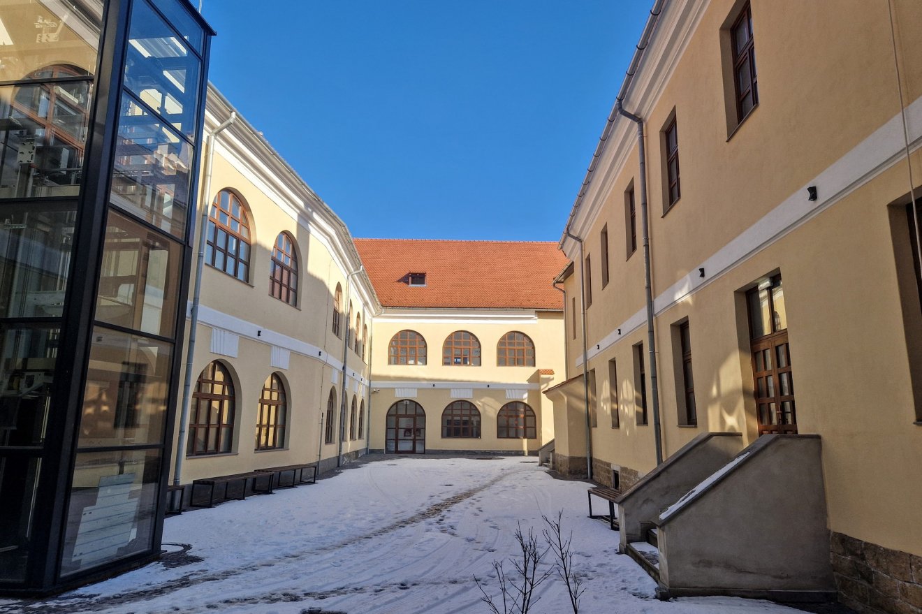 Az udvaron színpad lesz, így az is csökkenti a múzeumként hasznosítható felületet