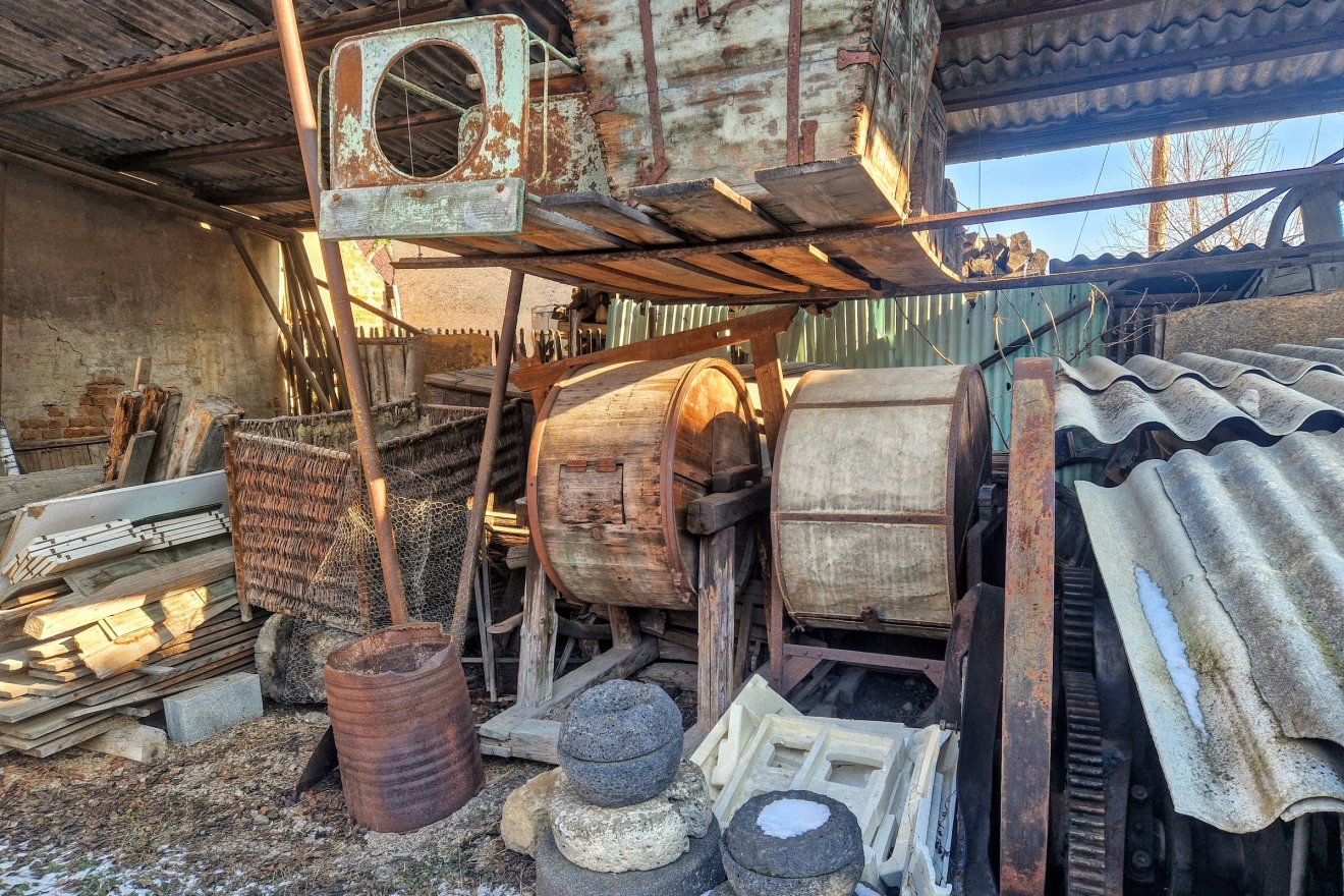 Ezeket az eszközöket szűcsmesterek használták hajdanán. Az intézményvezető egyelőre az új épületben sem látja a helyüket