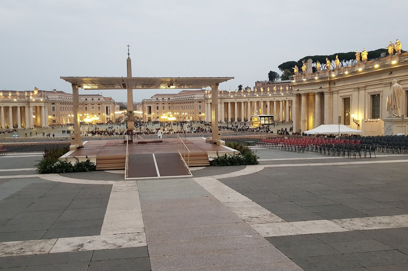 A Szent Péter tér. Szentestére sokan begyűltek &bullet;  Fotó: Székelyhon