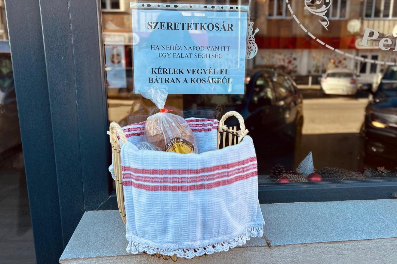A szeretetkosár minden reggel a Vastag-soron várja a járókelőket