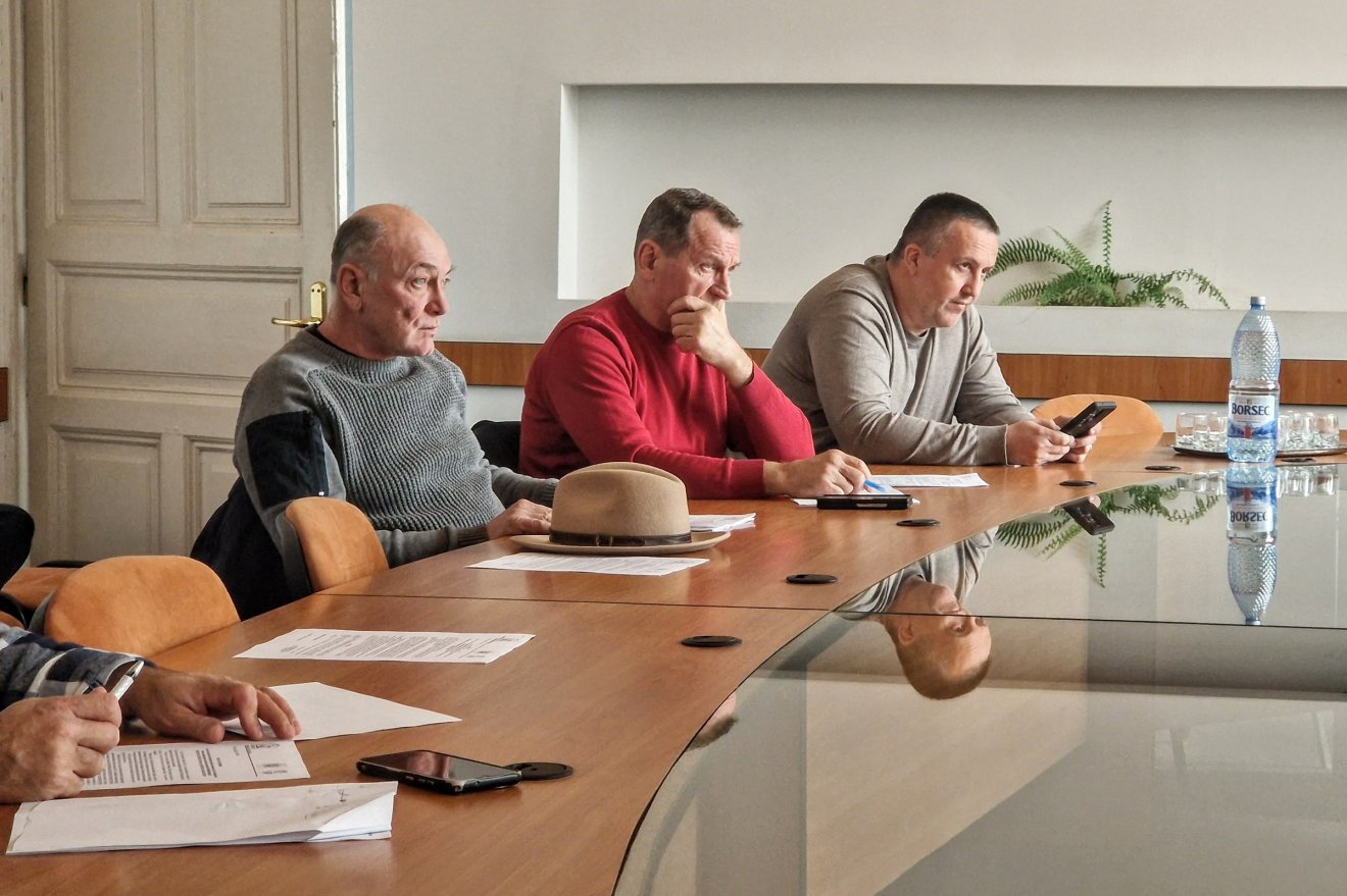 Az EMSZ képviselői felkérettek, közvetítsék a párt elnökhelyettesének a városra vonatkozó pontos adatokat