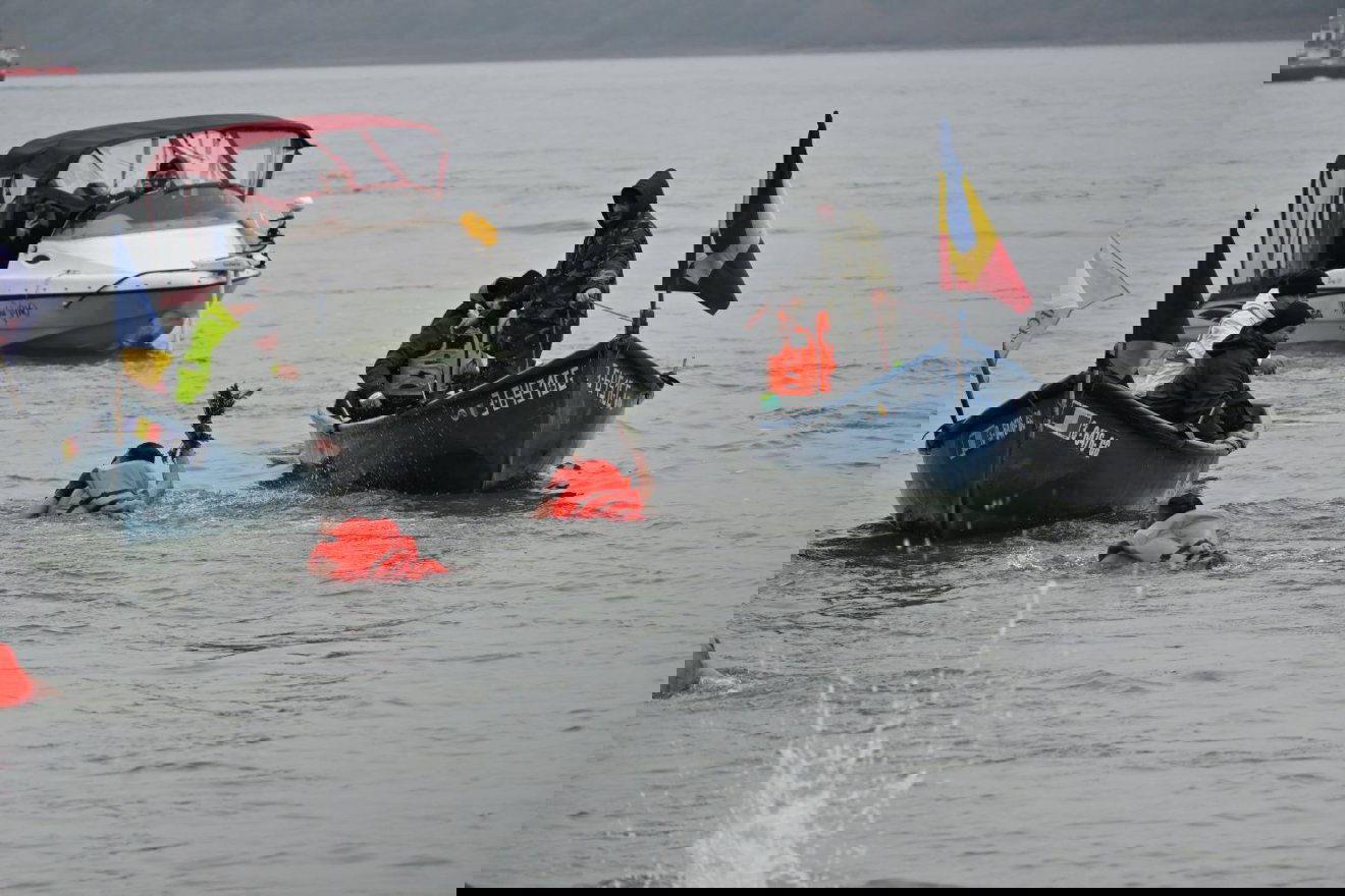 Több román településen is megszervezték vízkeresztkor a dunai ortodox úszóversenyt &bullet;  Fotó: Teleorman megyei tűzoltóság