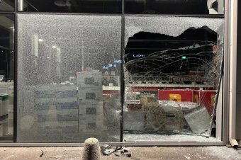 Addig driftelt a parkolóban, míg betörte az Altex kirakatát – videó