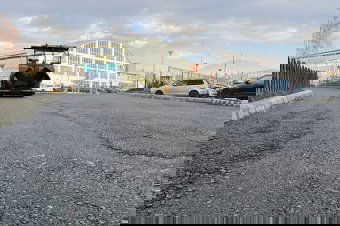 Aszfalt került az Erőss Zsolt Aréna körüli parkolót tehermentesítő útra