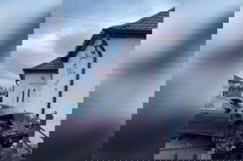 Székelyföldön ismerős világutazó házába csapódott be egy BMW karácsony első napján