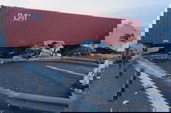 Maga alá gyűrte az autót a kamion: a sofőr meghalt, az utasok állapota súlyos – videóval