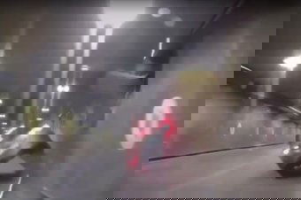 Nagy sebességgel csapódott az aluljáró falának, majd felborult egy autó Bukarestben – videóval