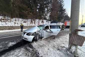 Fiatalok csapódtak a póznának a BMW-vel Tusnádfürdőn