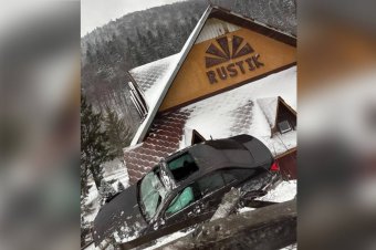 Marosvásárhelyi fiatal sofőr balesetén ámulnak: rácsúszott autójával egy panzió tetejére – videóval