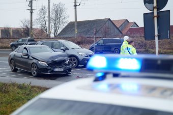 Autók ütköztek a csíkszeredai Brassói úton