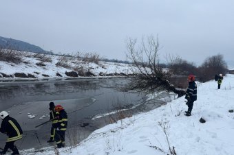 Szánkózás közben esett a folyóba két kisgyerek, egyikük eltűnt a jeges vízben – frissítve