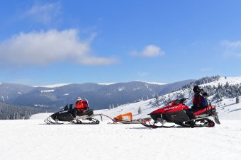 Hegyimentőt bántalmazott egy férfi egy hóba esett telefon miatt