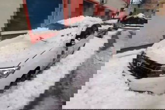 Súlyosan megrongálta az autókat a tetőről lezúduló hó – videóval