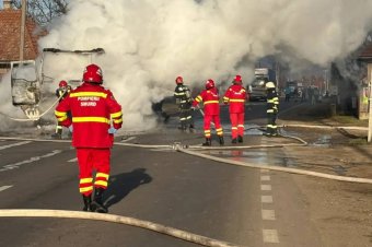 Rövidzárlat miatt gyúlt ki a kamion Nyújtódnál