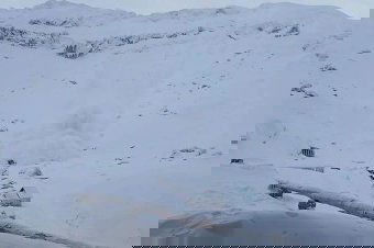 Lavinát indított el a Bîlea-tónál két síelő, a hógörgeteg túljutott a bodékon is – videóval