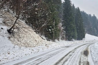 Lavina volt egy romániai út közelében – fotók