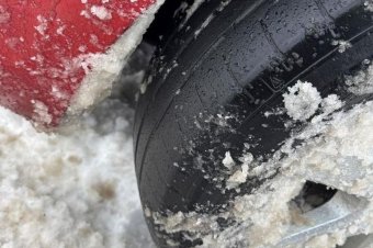 Nyári gumival a téli autópályán: akkora büntetést kapott, hogy simán kijött volna belőle egy szett téli abroncs