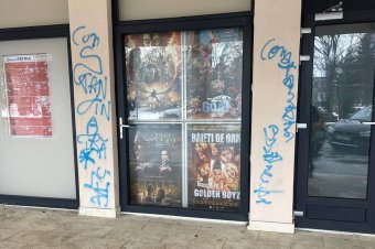 Újévi „dekoráció” festékszóróval a szászrégeni mozifalon