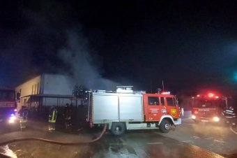 Tűz egy gyergyószentmiklósi húsfeldolgozónál, többen kimenekültek – videóval