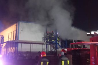 Több mint nyolcvan tűzoltót vetettek be egy gyergyószentmiklósi húsfeldolgozónál kigyulladt tűznél