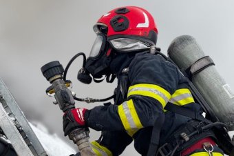 Nagy kiterjedésű tűzzel küzdenek a tűzoltók Marosvásárhelyen