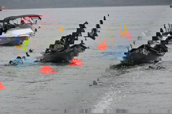 Egész évben szerencse kísérheti azt a román fiatalt, aki elsőként kihozta a Dunából a keresztet