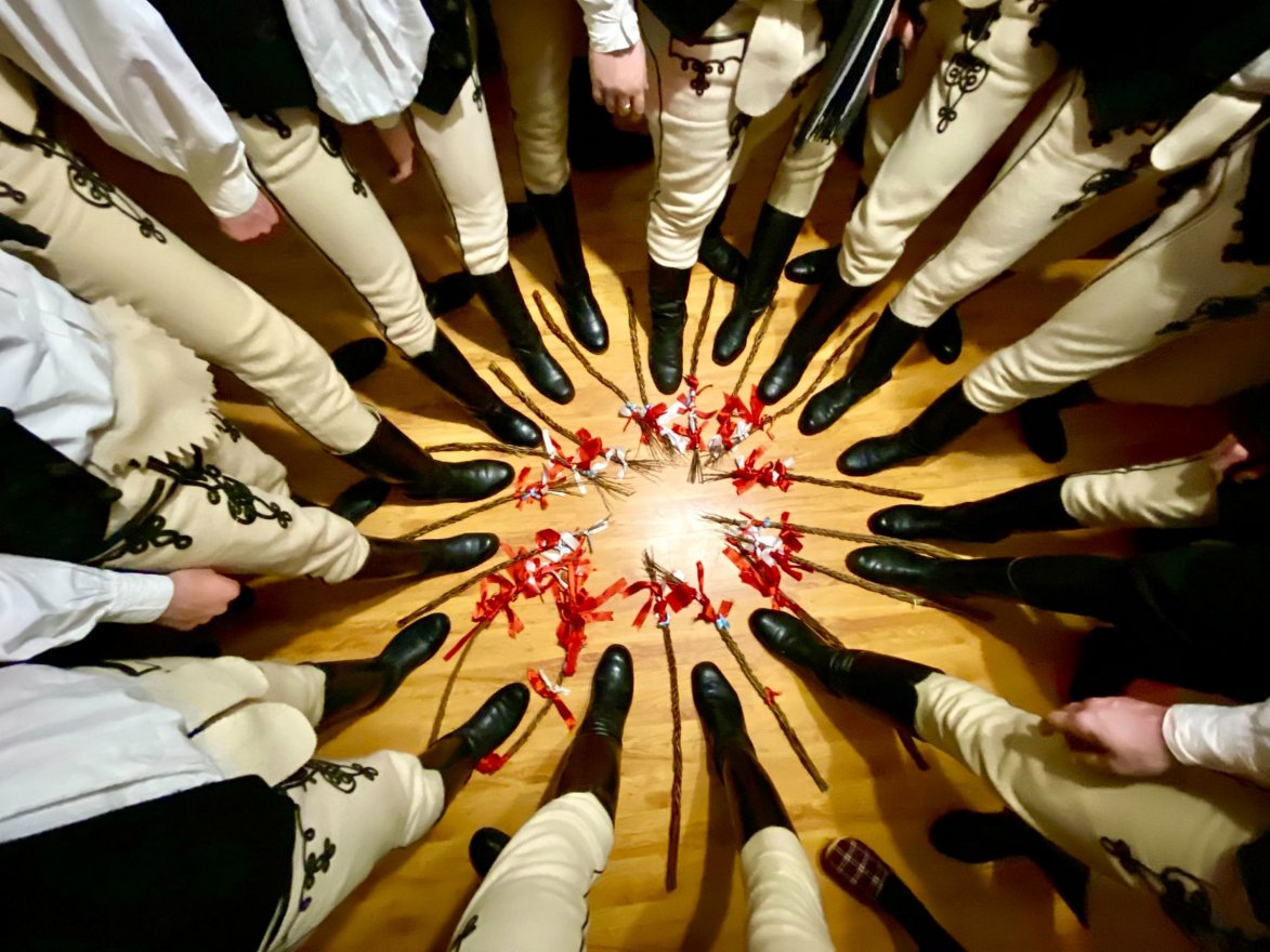 Aprószentek napja – amikor „büntetlenül” lehet csapkodni a lányokat