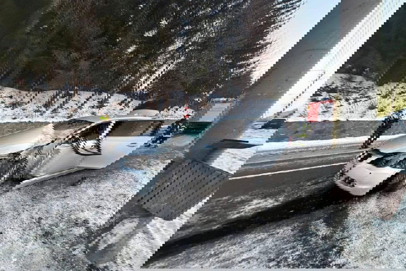 Fiatalok csapódtak a póznának a BMW-vel Tusnádfürdőn