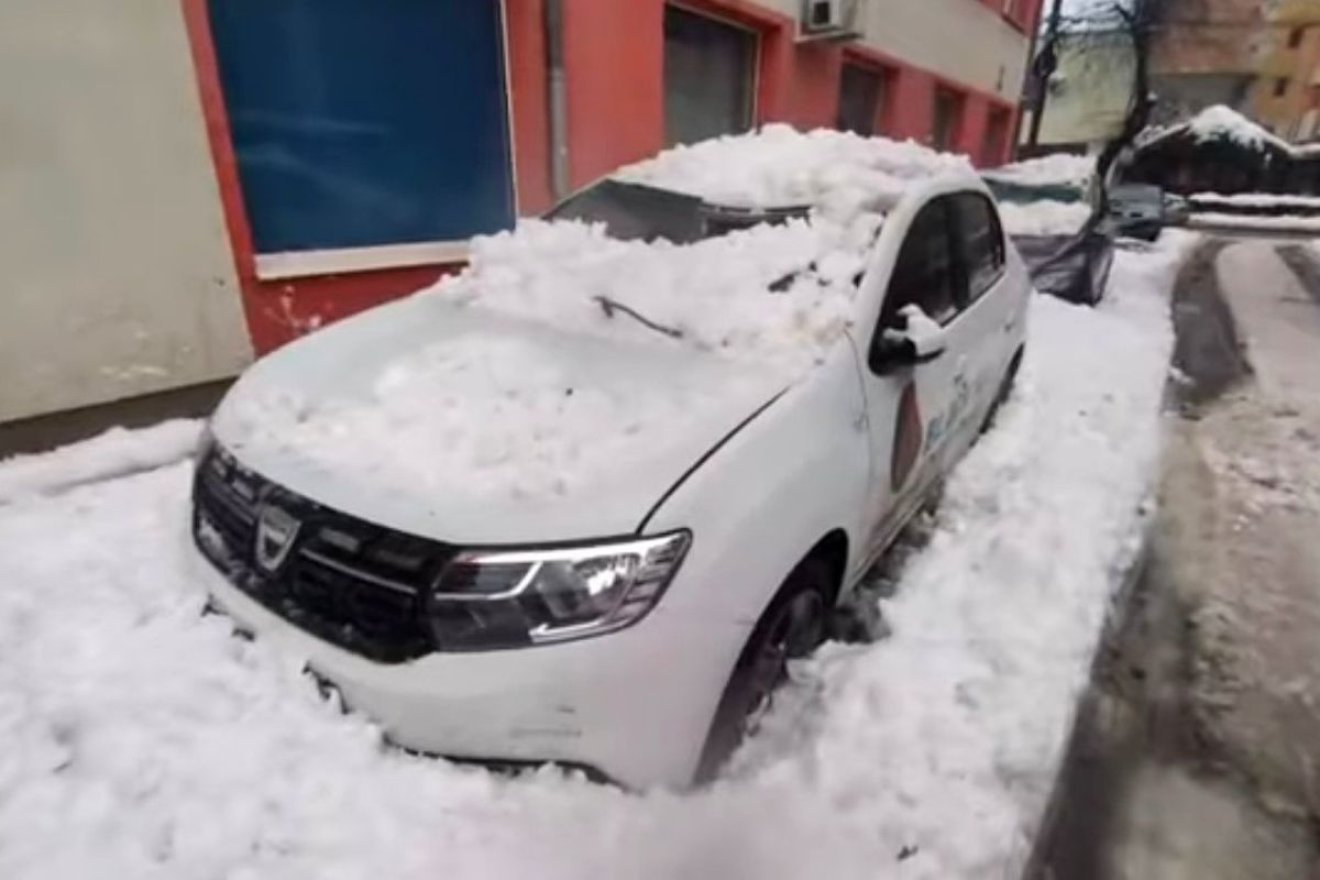 Súlyosan megrongálta az autókat a tetőről lezúduló hó – videóval
