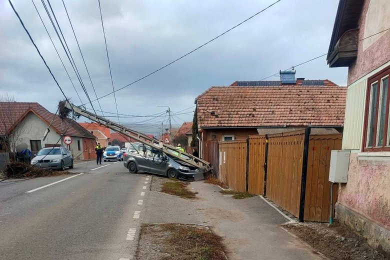 Villanyoszlopot döntött ki egy autó, az úttestre borult a gólyafészek