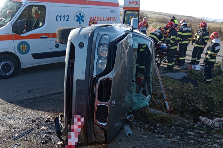 Felborult egy autó, a sofőrt a Maros megyei tűzoltók szabadították ki