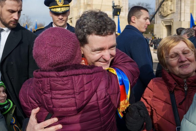 Az ünneplő tömegbe vegyült Nicușor Dan a december 1-jei katonai parádé után