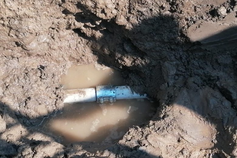 „Bármikor, bárhol felütheti fejét a baj” – gyakoriak a csőtörések az elöregedett kézdivásárhelyi vízhálózaton